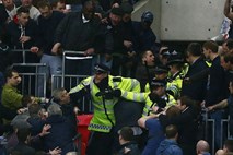 Video: V izgredih na Wembleyju poškodovani štirje policisti, 11 navijačev aretiranih