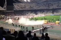 AEK pred izpadom v nižjo ligo, jezni navijači na derbiju s Panathinaikosom vdrli na igrišče