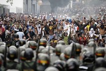 Venezuela po volitvah: Nasilne demonstracije terjale 7 smrtnih žrtev, 135 pridržanih (foto)