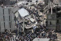 Tragedija v Bangladešu: pod ruševinami  umrlo vsaj 70 ljudi, več sto jih še pogrešajo