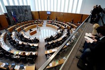 Današnji parlamentarni vrh o fiskalnem pravilu so odpovedali