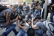 Geslo letošnjega dneva svobode medijev kliče po večji varnosti novinarjev - v zadnjem letu jih je umrlo 120