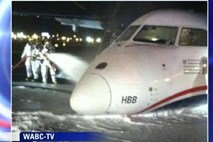 Letalo zaradi težav s podvozjem pristalo na trupu