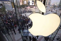 Apple “utajil” 44 milijard dolarjev