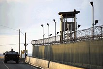 Obama ne ukinja vojne proti terorizmu, bi pa zaprl Guantanamo