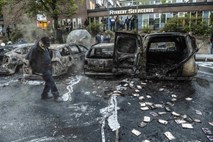 Stockholm: V peti noči nasilnih izgredov zagoreli avtomobili in dve šoli (foto)