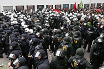 Frankfurt: Policija obkolila na tisoče protestnikov, na prizorišču že vodni topovi (foto)