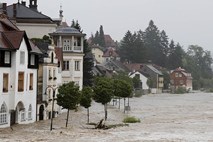 Poplave v srednji Evropi povzročajo težave, prve smrtne žrtve (foto)