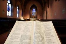 Biblija na Norveškem po prodajanosti prehitela 50 odtenkov sive