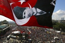 Pamuk: Spoštujem jezo protestnikov, razume pa jo tudi ves svet