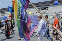 Parada ponosa  v znamenju svobode in solidarnosti, župana Jankovića skupina vstajnikov zasula s smetmi (foto in video)