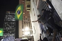 Nad brazilske protestnike vojska, nekateri policisti prestopili stran (foto in video) 