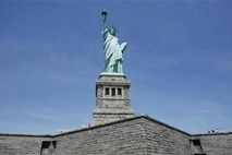 Kampanja “deportirajmo kip svobode” promovira imigracijsko reformo v ZDA