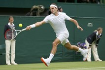 Strogi organizatorji Wimbledona od Federerja zahtevajo, da zamenja delno oranžne superge