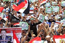 Spopadi v Egiptu: Nova smrt in najmanj 70 poškodovanih (foto)
