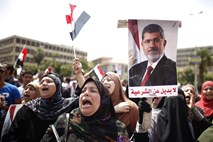 Muslimanska bratovščina ultimat vojske Mursiju primerja z “državnim udarom” pred šestdesetimi leti