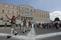 Zaprtje bolnišnic, višanje davkov, nižanje plač: Grčija bo do konca leta odpustila 4000 javnih uslužbencev