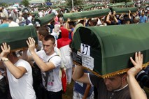 50.000 ljudi se je poklonilo žrtvam genocida v Srebrenici (video)