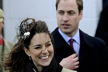 Sedijo pri telefonu: Britanska kraljeva družina si dojenčka želi še pred počitnicami