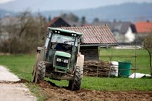 V delovni nesreči pri Sevnici umrl 38-letni traktorist