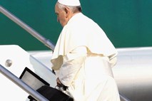 Papež Frančišek si je  torbo nosil sam