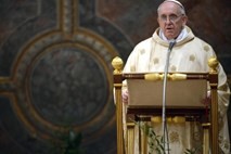 Papež na prvi maši v Braziliji obsodil začasne idole, kot sta denar in moč