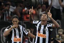 Ronaldinho z Atletico Mineirom slavil v pokalu libertadores (video)