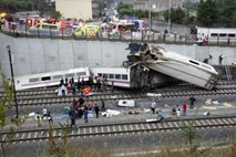 Železniška nesreča v Španiji: 80 mrtvih, policija bo zaslišala 52-letnega strojevodjo (foto in video)