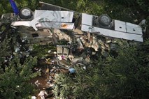 Tragično avtobusno nesrečo v Italiji preživelo 11 ljudi, med mrtvimi menda cele družine (foto)