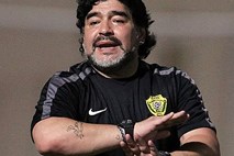 Maradona izgubil živce in obrcal fotografa