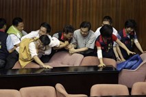 V tajvanskem parlamentu spet zapele pesti