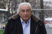 Le Figaro: Strauss-Kahn na zabavah, ki jih opisujejo kot »orgije s kupom vzmetnic na tleh«