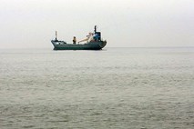 Slovenska ladja že tri tedne ujeta v Alžiriji, posadki zmanjkuje vode in hrane