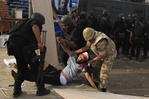 Kriza v Egiptu: Premier Beblavi pojasnil nujnost ukrepanja – Odstopil podpredsednik Baradej – Kerry: Egipčani morajo stopiti korak nazaj – Število žrtev narašča (video) 