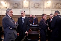 Janša, Črnkovič in Krkovič bodo sodbo v zadevi Patria prejeli do 5. septembra
