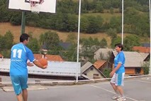 Video: Matej Tonin in Ljudmila Novak igrata košarko za naše