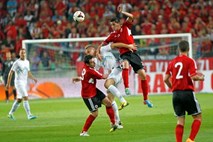 Kampl in Handanović poskrbela za zmago v »rdečih« Stožicah, Slovenija ostaja v igri za SP