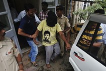 Brutalno posilstvo v Indiji: Družina in javnost za smrtno kazen, obtoženi o politični sodbi