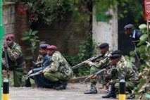 Priče v Keniji: Slišimo strele in eksplozije, iz stavbe se vije črn dim; dva “terorista” že ubili (video)