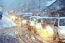 Policisti opozarjajo na zimsko opremo, že v petek prvi sneg