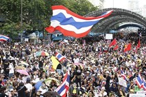 Protesti na Tajskem: Nekaj deset demonstrantov vdrlo v posloopje finančnega ministrstva
