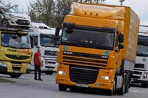 Francoski tovornjakarji znova blokirali ceste