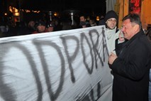 Malo protestnikov v podporo KPK, nekdo Jankovića poškropil s solzivcem (foto)