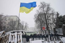 Policija odstranila barikade protestnikov v Kijevu, več ranjenih