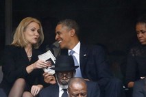 Zabava na žalni slovesnosti: Cameron, Thorning-Schmidtova in Obama pozirajo za “selfie”