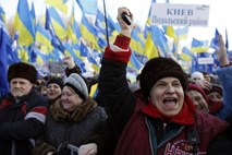 V Ukrajini na ulicah več tisoč podpornikov vlade, Janukovič odstavil župana Kijeva