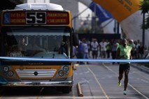 Usain Bolt premagal avtobus (foto)