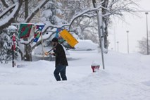 Snežno neurje ohromilo vzhod Kanade in sever ZDA: več stotisoč ljudi brez elektrike