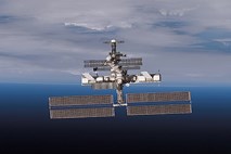 Vesel božič na ISS: Astronavta popravila pokvarjeno črpalko