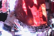 Kozmonavta na ISS pritrjujeta kameri, ki bosta z višine 390 kilometrov pošiljali fotografije Zemlje (v živo)